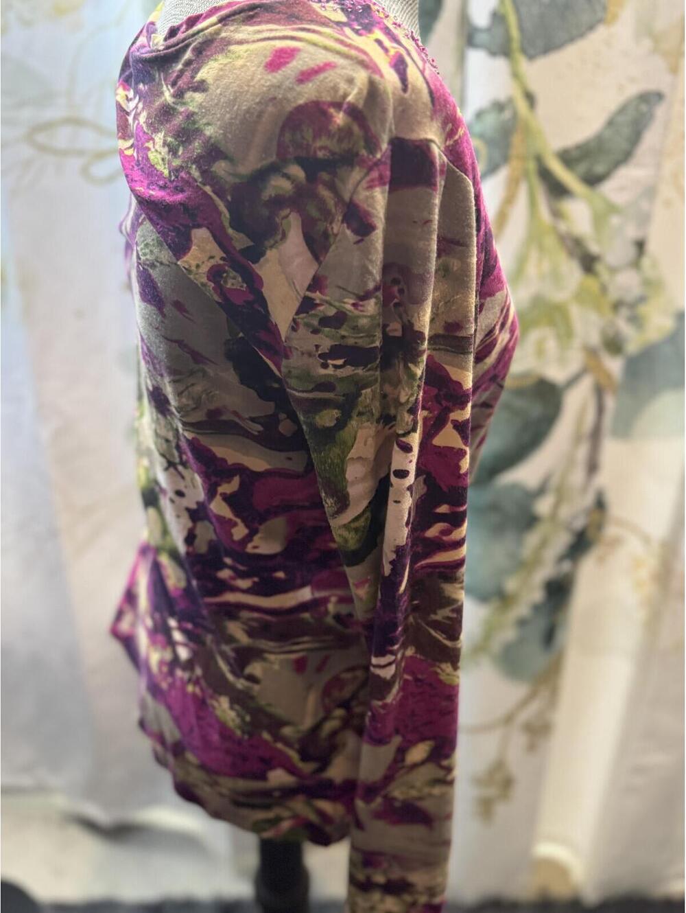 Long Sleeve V-Neck Top with Purple and Green Abstract Pattern - Picture 4 of 7